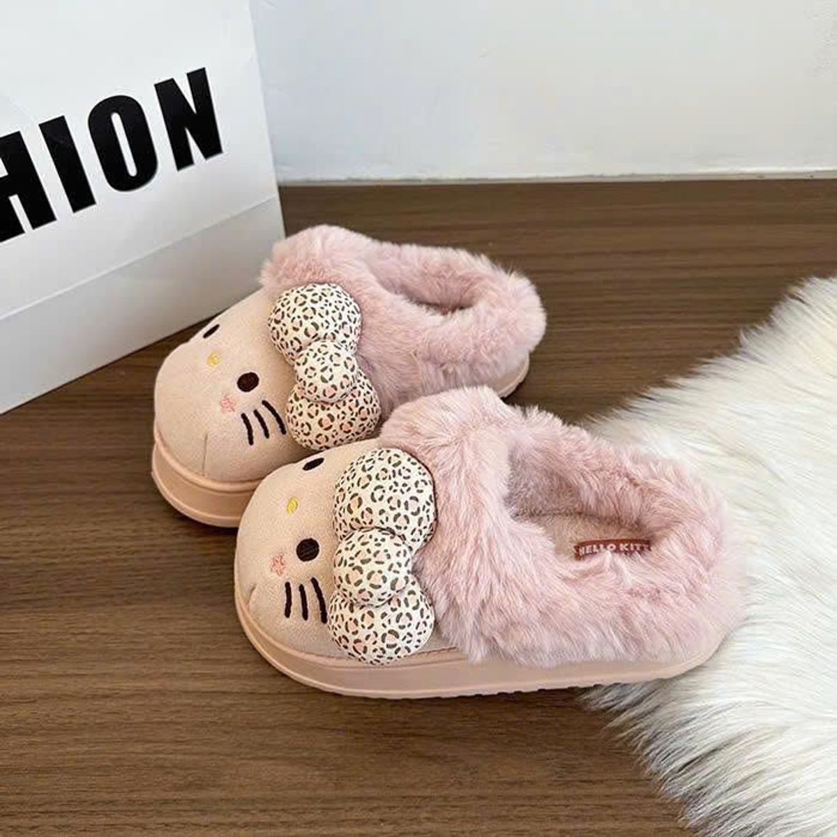 DÉP SỤC MÈO BÔNG KITT GẮN CHARM NƠ 3D LÓT LÔNG ĐÁNG YÊU - PIPI STORE DÉP SỤC MÈO BÔNG KITT GẮN CHARM NƠ 3D LÓT LÔNG ĐÁNG YÊU - PIPI STORE
