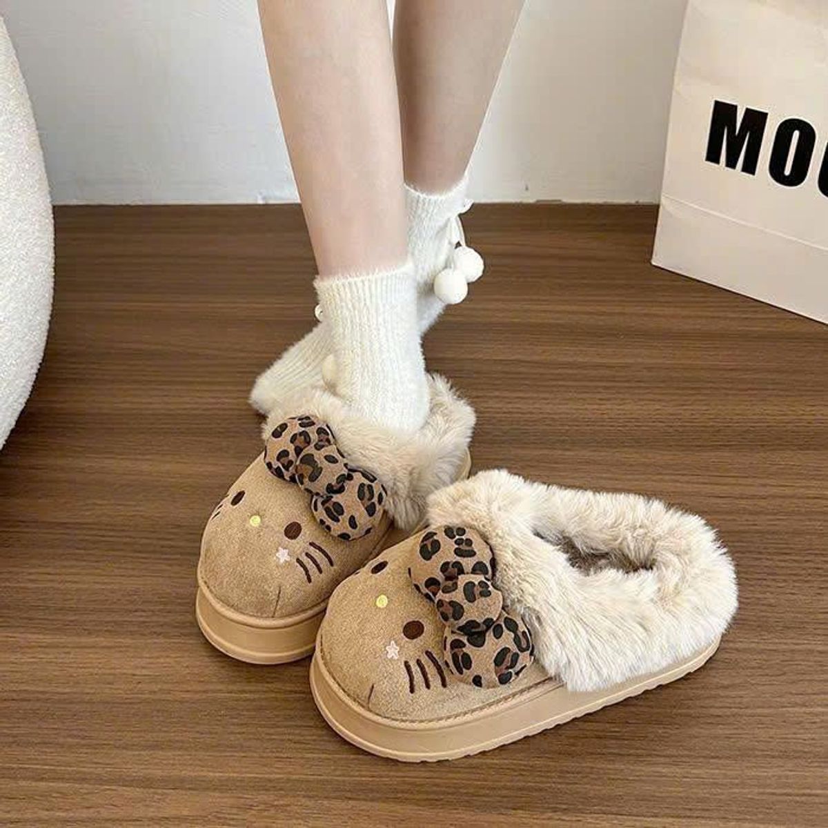 DÉP SỤC MÈO BÔNG KITT GẮN CHARM NƠ 3D LÓT LÔNG ĐÁNG YÊU - PIPI STORE DÉP SỤC MÈO BÔNG KITT GẮN CHARM NƠ 3D LÓT LÔNG ĐÁNG YÊU - PIPI STORE
