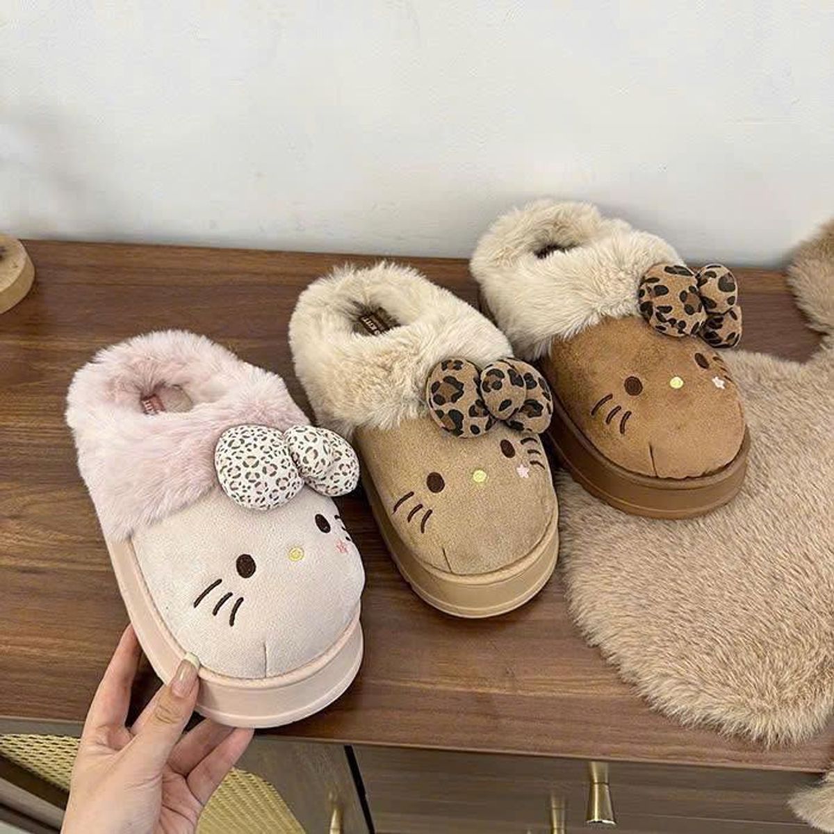 DÉP SỤC MÈO BÔNG KITT GẮN CHARM NƠ 3D LÓT LÔNG ĐÁNG YÊU - PIPI STORE DÉP SỤC MÈO BÔNG KITT GẮN CHARM NƠ 3D LÓT LÔNG ĐÁNG YÊU - PIPI STORE