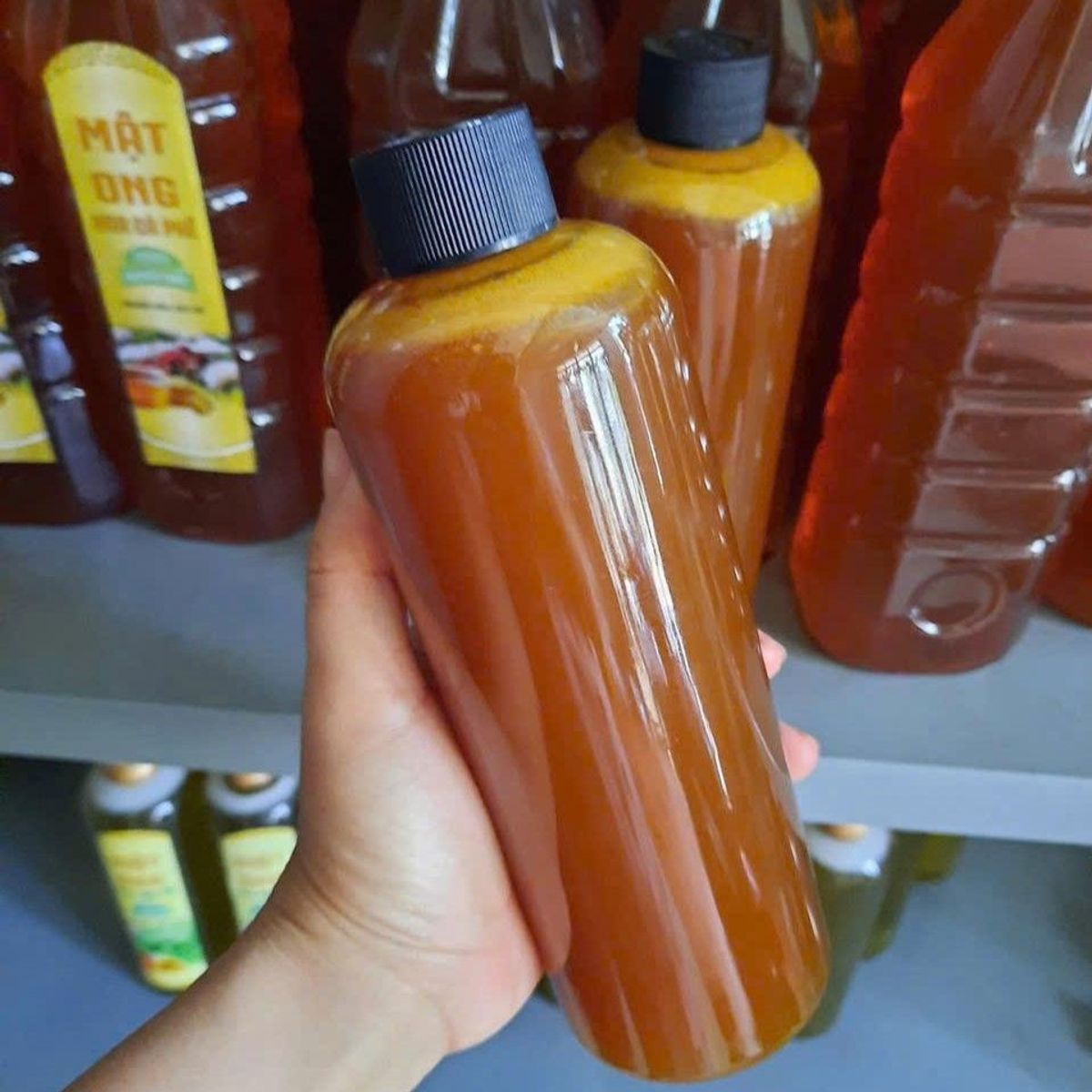 MẬT ONG RUỒI RỪNG (MẬT ONG TỰ NHIÊN - NGUYÊN CHẤT - TÂY NGUYÊN) - Chai 500ml MẬT ONG RUỒI RỪNG (MẬT ONG TỰ NHIÊN - NGUYÊN CHẤT - TÂY NGUYÊN) - Chai 500ml