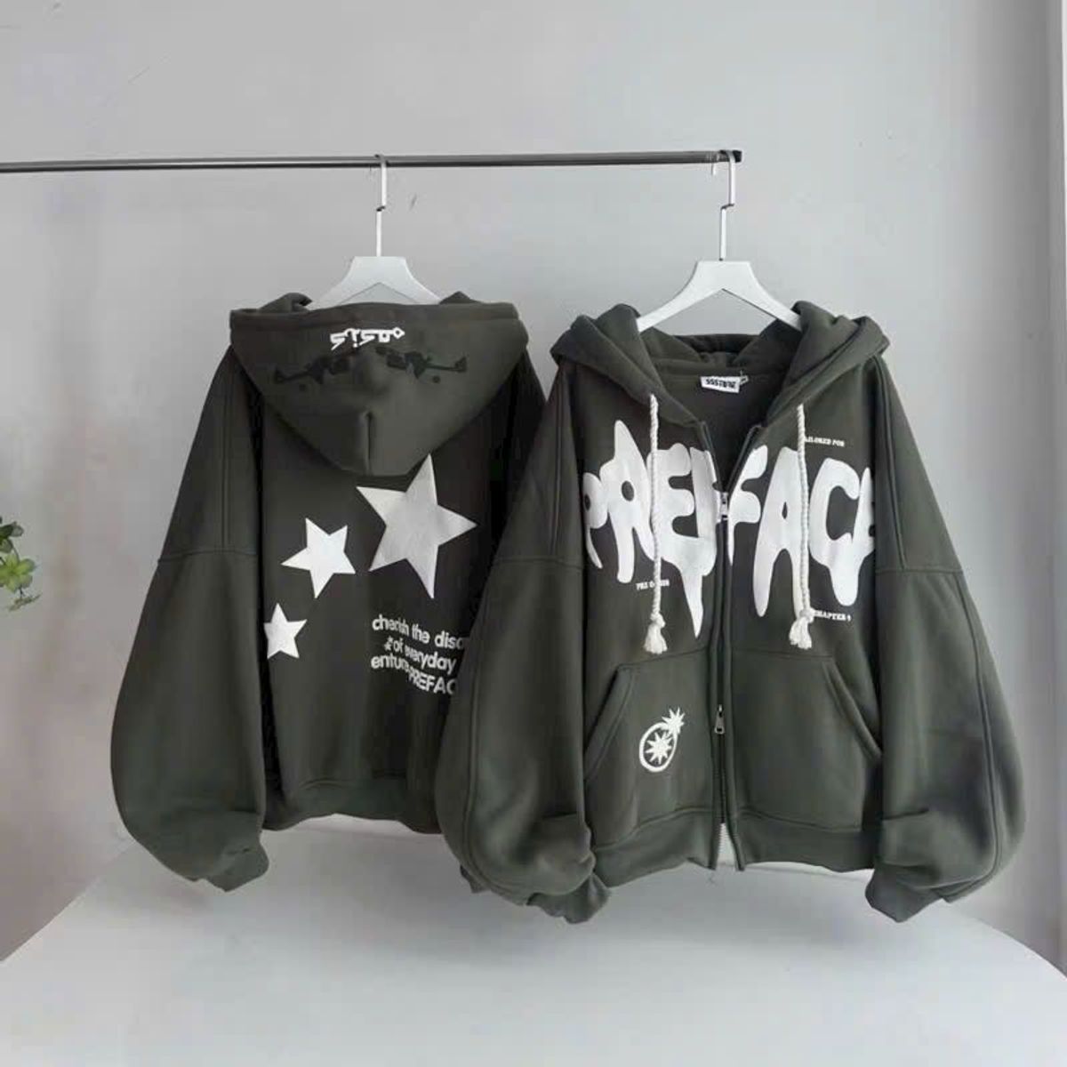 Áo Khoác Nỉ In Nổi PREFACE Form Boxy, Dây Kéo 2 Đầu, Unisex Áo Khoác Nỉ In Nổi PREFACE Form Boxy, Dây Kéo 2 Đầu, Unisex