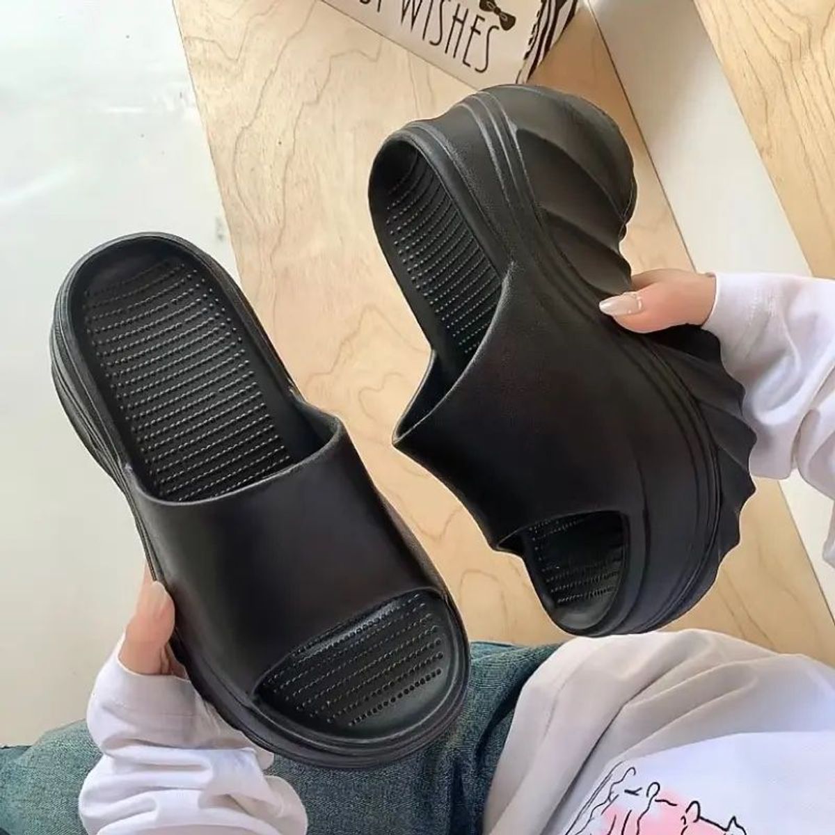 DÉP QUAI NGANG CAO CẤP EVA NGUYÊN KHỐI, ĐẾ CAO 9CM CHILI – SIÊU NHẸ HACK DÁNG ĐỈNH - PIPI STORE DÉP QUAI NGANG CAO CẤP EVA NGUYÊN KHỐI, ĐẾ CAO 9CM CHILI – SIÊU NHẸ HACK DÁNG ĐỈNH - PIPI STORE