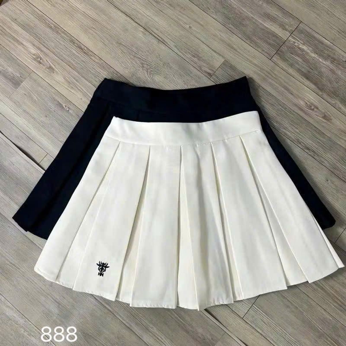 Chân Váy Xoè Xếp Ly Có Quần Trong, Dây Kéo Sau, Logo Thêu - Hàng Đẹp Chân Váy Xoè Xếp Ly Có Quần Trong, Dây Kéo Sau, Logo Thêu - Hàng Đẹp
