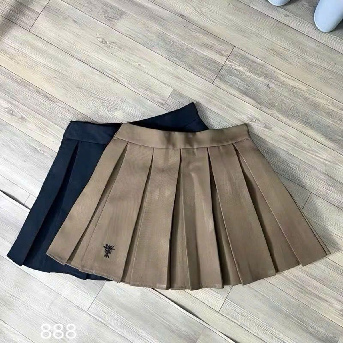 Chân Váy Xoè Xếp Ly Có Quần Trong, Dây Kéo Sau, Logo Thêu - Hàng Đẹp Chân Váy Xoè Xếp Ly Có Quần Trong, Dây Kéo Sau, Logo Thêu - Hàng Đẹp