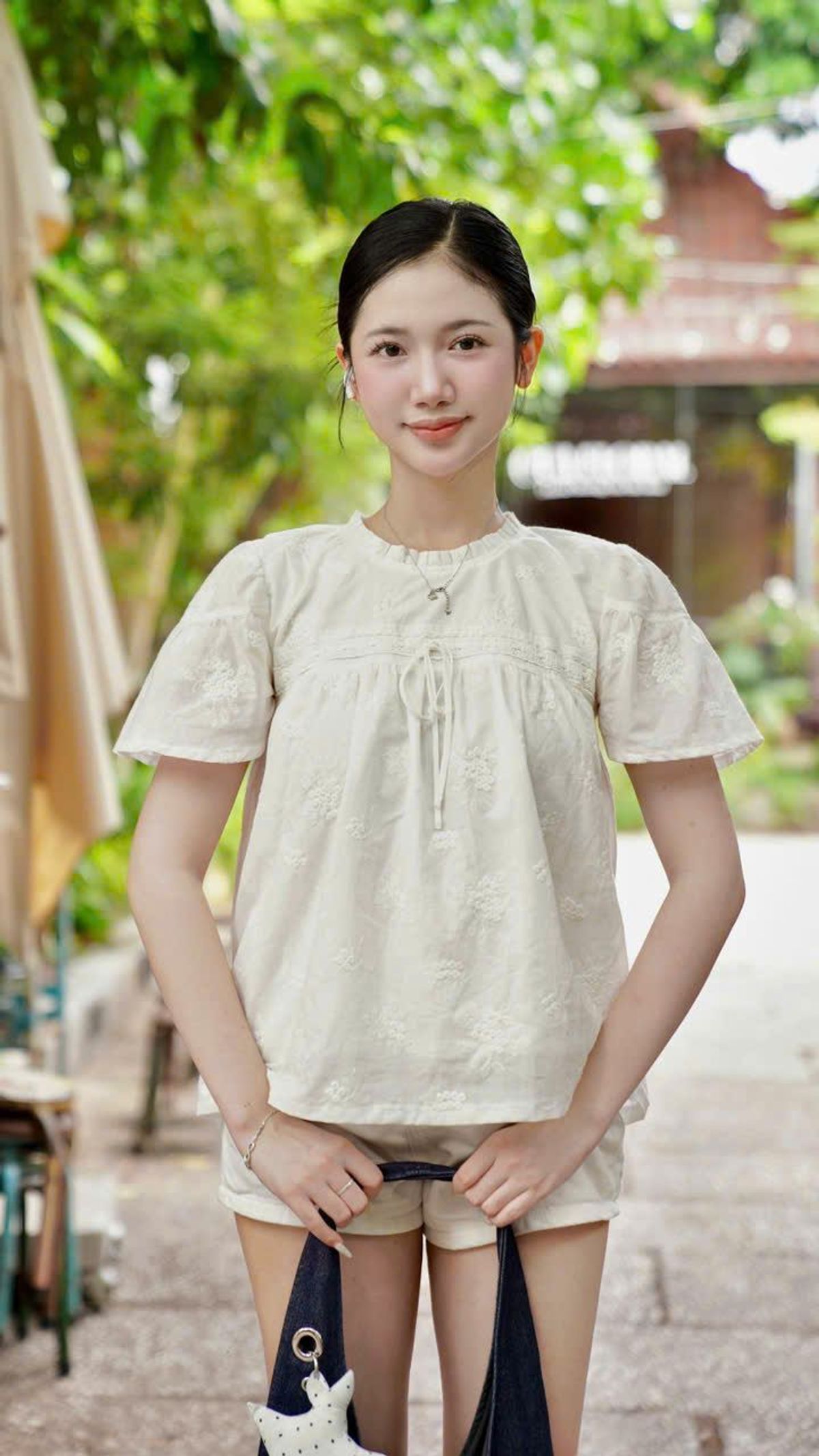 Áo Kiểu Tiểu Thư Tay Ngắn Phồng Nhẹ Thêu Hoa Nhí Phối Ren Cao Cấp Áo Kiểu Tiểu Thư Tay Ngắn Phồng Nhẹ Thêu Hoa Nhí Phối Ren Cao Cấp