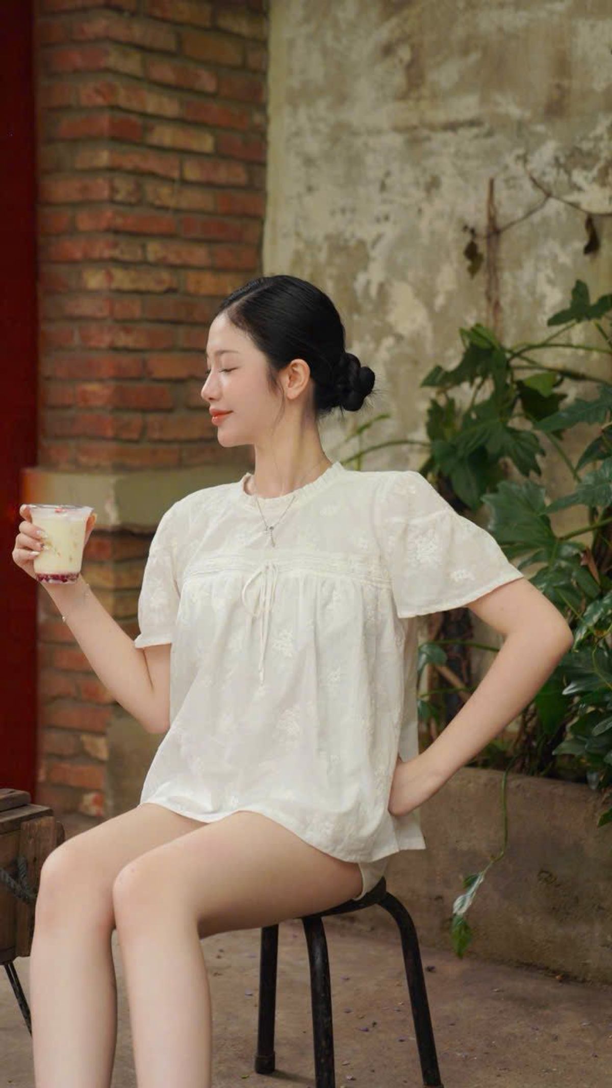 Áo Kiểu Tiểu Thư Tay Ngắn Phồng Nhẹ Thêu Hoa Nhí Phối Ren Cao Cấp Áo Kiểu Tiểu Thư Tay Ngắn Phồng Nhẹ Thêu Hoa Nhí Phối Ren Cao Cấp