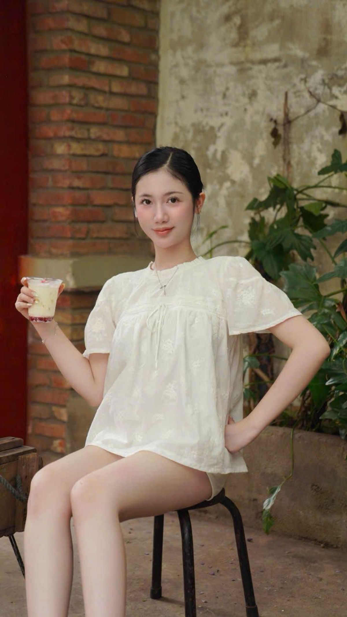 Áo Kiểu Tiểu Thư Tay Ngắn Phồng Nhẹ Thêu Hoa Nhí Phối Ren Cao Cấp Áo Kiểu Tiểu Thư Tay Ngắn Phồng Nhẹ Thêu Hoa Nhí Phối Ren Cao Cấp