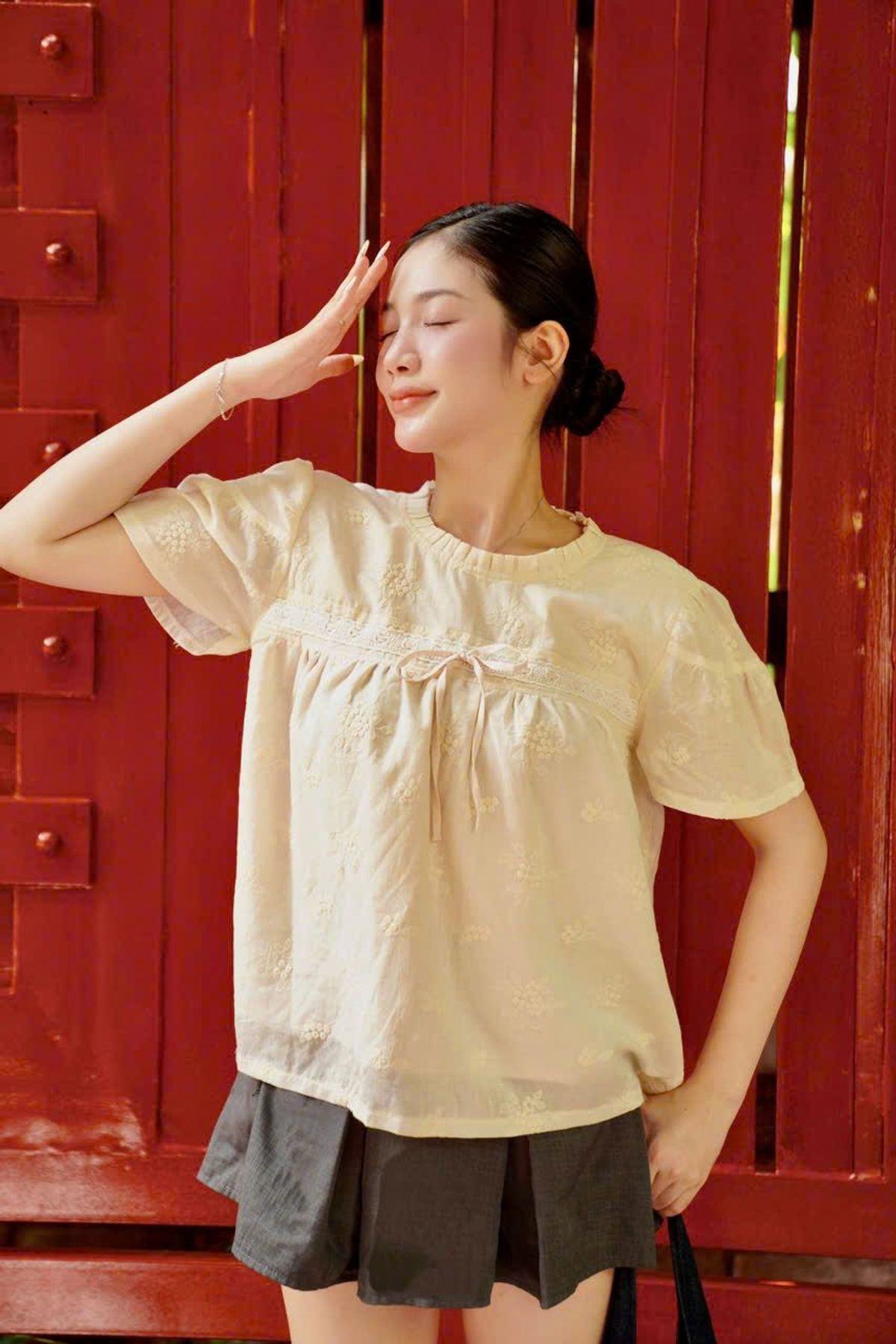 Áo Kiểu Tiểu Thư Tay Ngắn Phồng Nhẹ Thêu Hoa Nhí Phối Ren Cao Cấp Áo Kiểu Tiểu Thư Tay Ngắn Phồng Nhẹ Thêu Hoa Nhí Phối Ren Cao Cấp