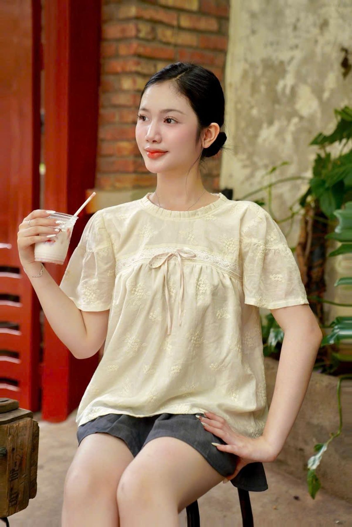Áo Kiểu Tiểu Thư Tay Ngắn Phồng Nhẹ Thêu Hoa Nhí Phối Ren Cao Cấp Áo Kiểu Tiểu Thư Tay Ngắn Phồng Nhẹ Thêu Hoa Nhí Phối Ren Cao Cấp