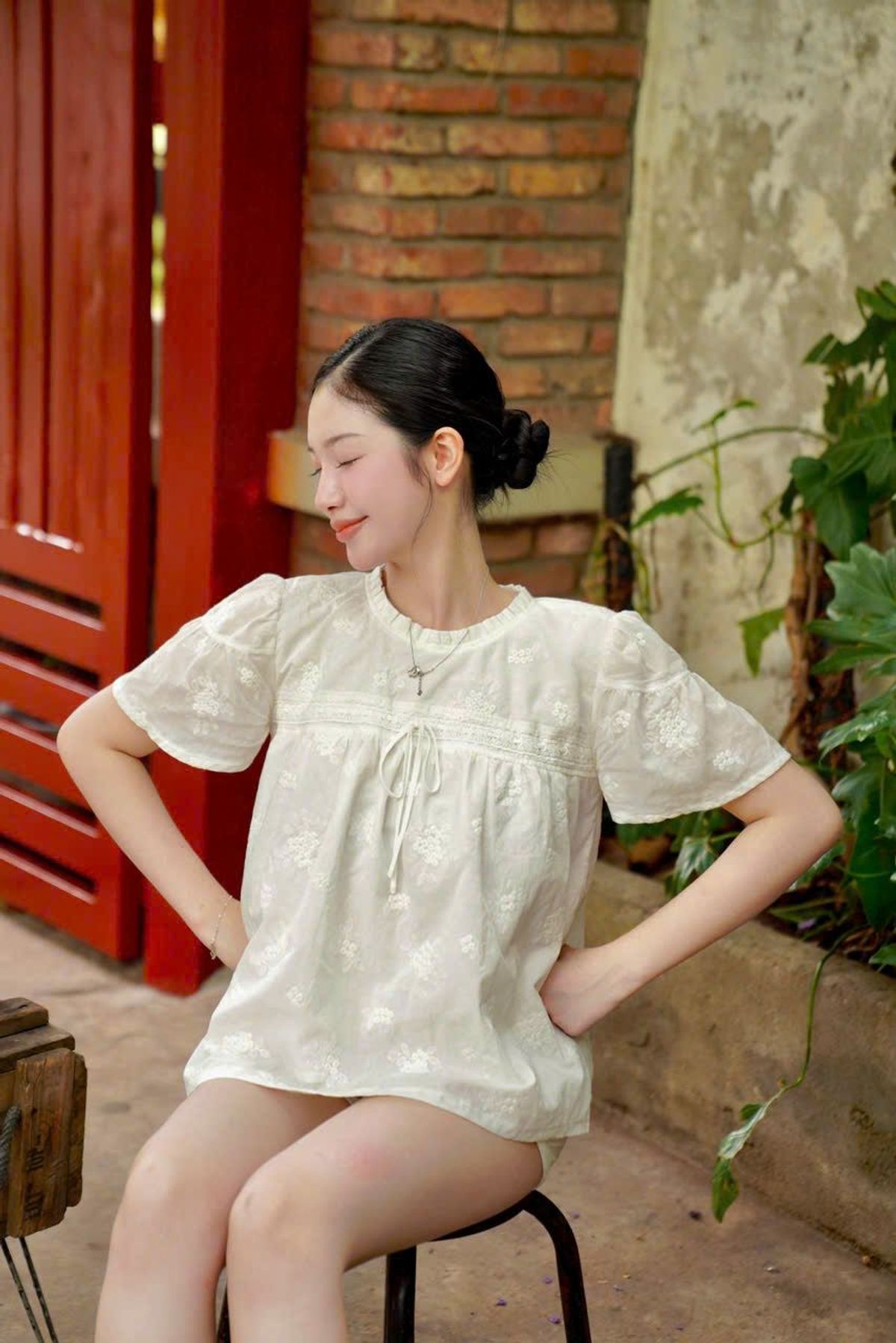 Áo Kiểu Tiểu Thư Tay Ngắn Phồng Nhẹ Thêu Hoa Nhí Phối Ren Cao Cấp Áo Kiểu Tiểu Thư Tay Ngắn Phồng Nhẹ Thêu Hoa Nhí Phối Ren Cao Cấp