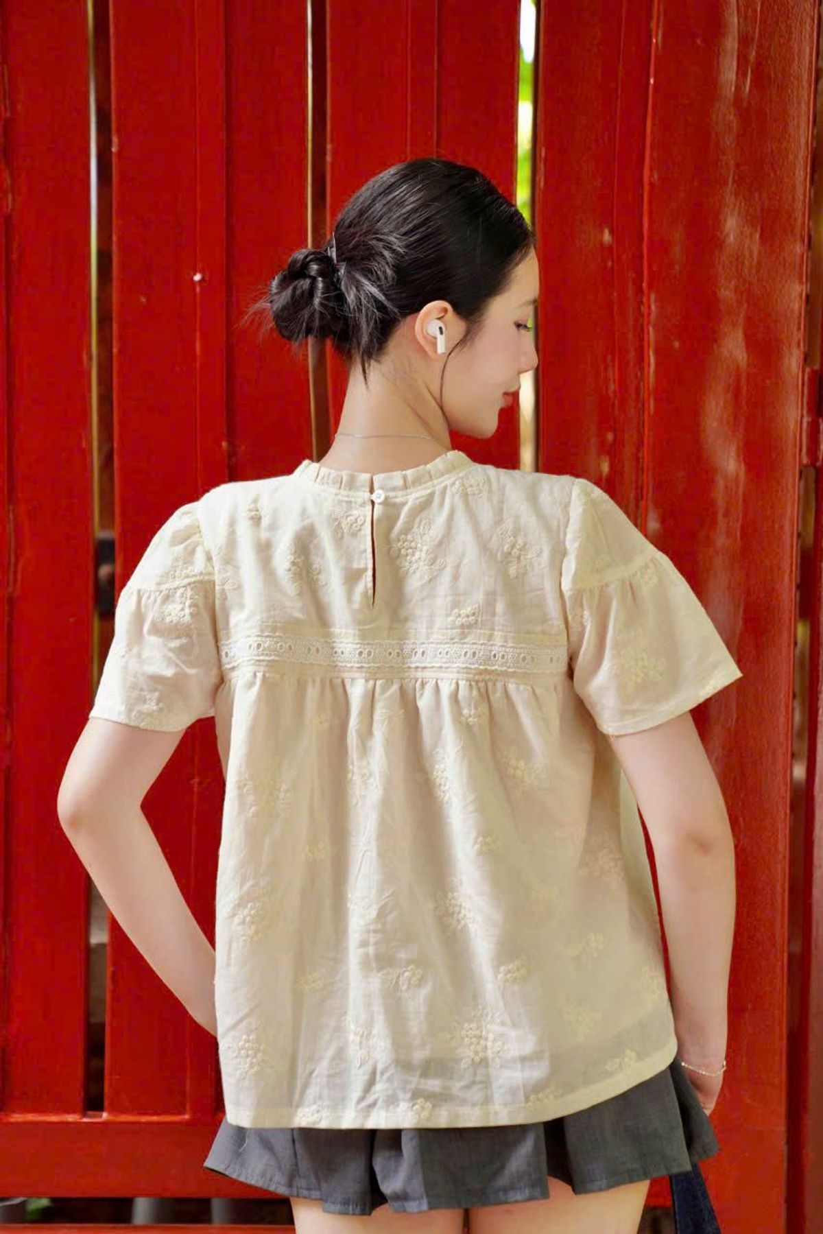 Áo Kiểu Tiểu Thư Tay Ngắn Phồng Nhẹ Thêu Hoa Nhí Phối Ren Cao Cấp Áo Kiểu Tiểu Thư Tay Ngắn Phồng Nhẹ Thêu Hoa Nhí Phối Ren Cao Cấp