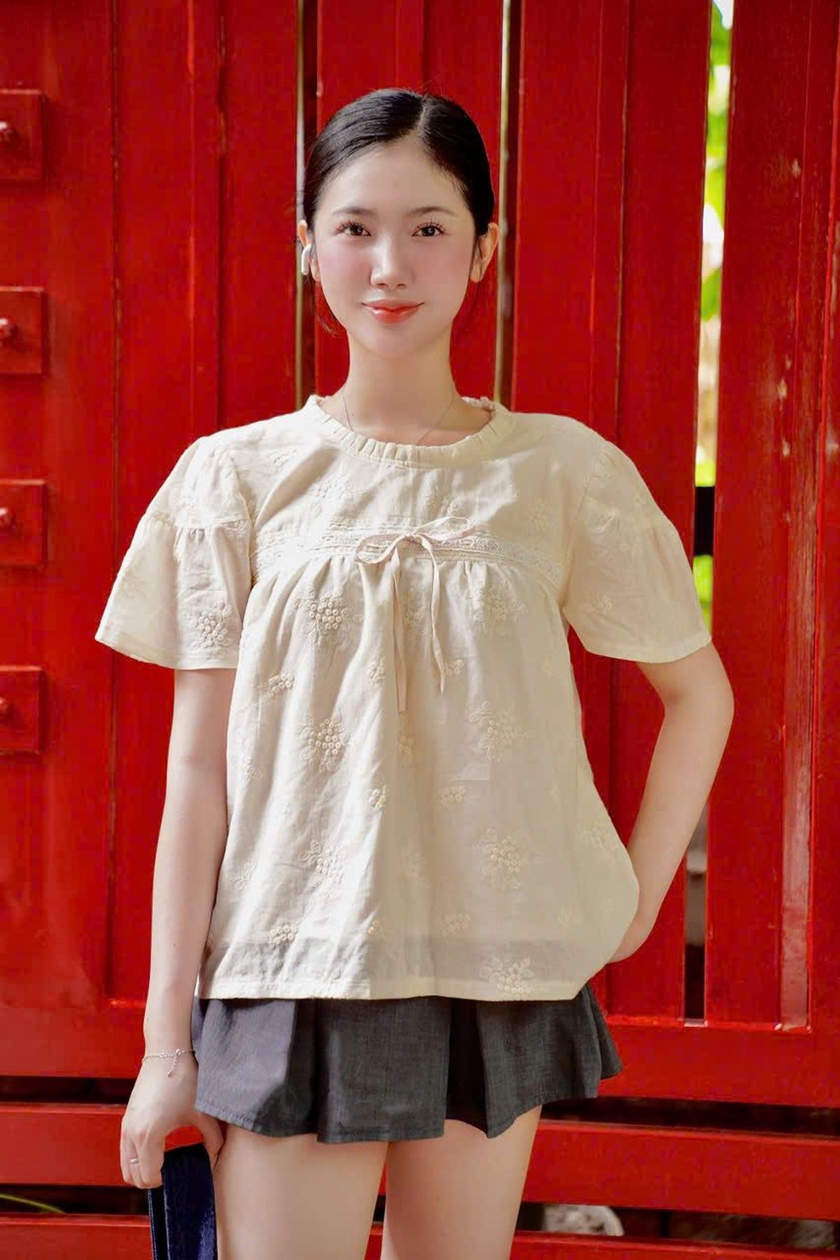 Áo Kiểu Tiểu Thư Tay Ngắn Phồng Nhẹ Thêu Hoa Nhí Phối Ren Cao Cấp Áo Kiểu Tiểu Thư Tay Ngắn Phồng Nhẹ Thêu Hoa Nhí Phối Ren Cao Cấp