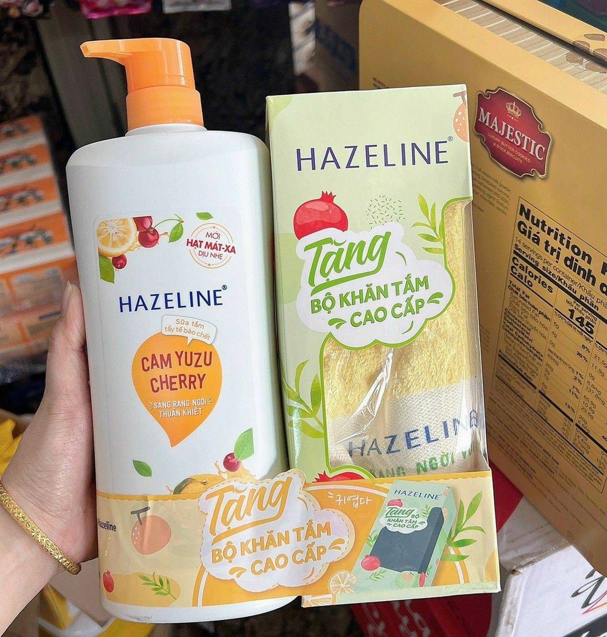 Sữa tắm Hazeline 900ml tặng 2 khăn - sữa tắm Hazeline tẩy tế bào chết ...