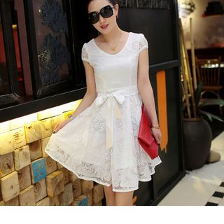 Đầm ren trắng xòe nơ eo dt49-e250