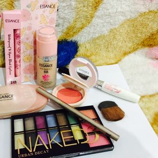 Bộ mỹ phẩm essance 8 món mẫu mới