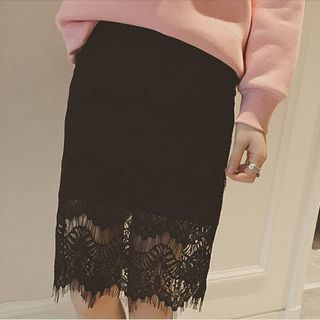 Váy ren ôm hông tạo dáng