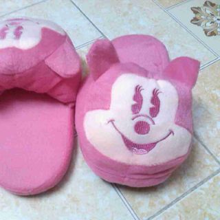 Dép free size dài 26 cm ngang 10cm ai mang cũng vừa

dép bông hình thú đi trong nhà 60k/đôi