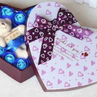 Hộp hoa sáp trái tim kèm gấu