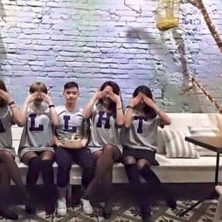 Áo nhóm mã in chữ