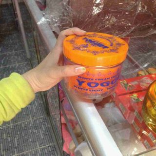 Kem trắng da body yogurt