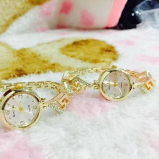 Đồng hồ lắc tay 01