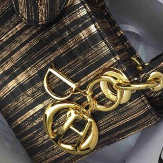 Dior lady lamitted sp full box 
từ chất liệu cho đến kiểu dáng đẹp đến khó tả 
chất phôi của rắn nguyên bản sc
sờ mềm mịn vân nổi 
size 19
t19688510