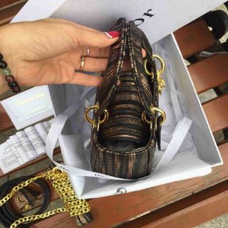 Dior lady lamitted sp full box 
từ chất liệu cho đến kiểu dáng đẹp đến khó tả 
chất phôi của rắn nguyên bản sc
sờ mềm mịn vân nổi 
size 19
t19688510