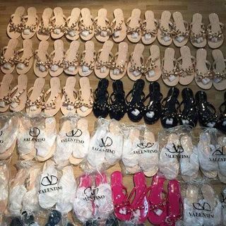 Dép valentino hot hiện nay