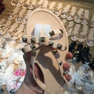 Dép valentino hot hiện nay