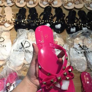 Dép valentino hot hiện nay