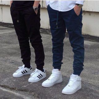 Quần jogger màu đen