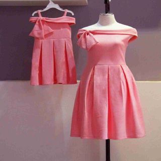Đầm mẹ bé hở vai
