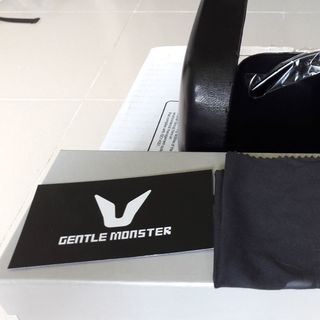 Gentle monster đen vuông