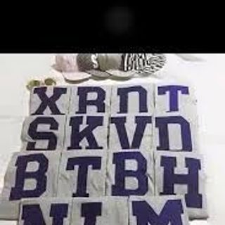 Áo thun in chữ cái