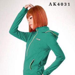 Áo khoác nữ màu trắng thêu hình gấu