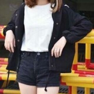 Áo khoác nữ đen có nón nút bấm