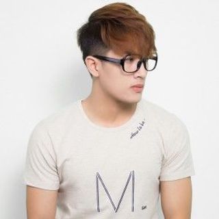 Áo thun cổ tròn chữ m