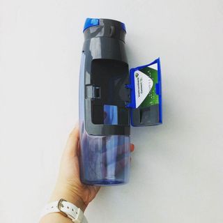 Bình nước có ngăn chứa tiền và thẻ atm