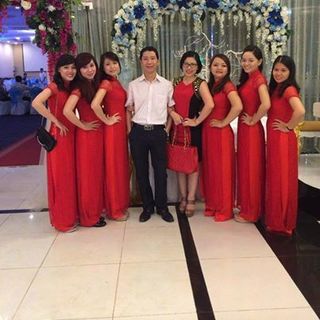Áo dài bưng quả