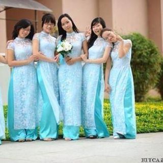 Áo dài bưng quả