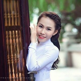 Áo dài bưng quả