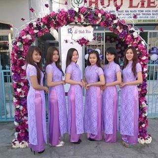 Áo dài bưng quả