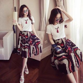 Set áo thun đóng logo phối chân váy voan dập ly in 3d
