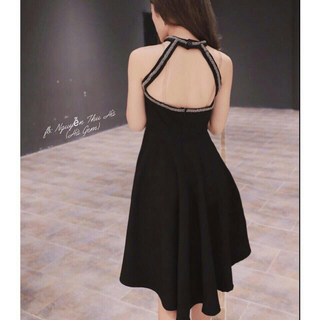 Đầm cổ yếm cát hàn đuôi cá phối dây bạc hở lưng sexy