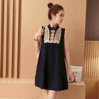 Đầm suông viền ren
