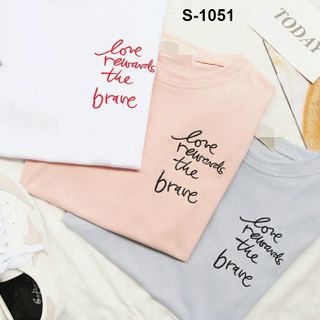 Áo thun nữ in chữ love rewards the brave