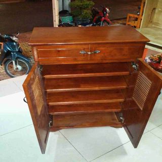 Tủ giày dép chứa hơn 20 đôi và nón bảo hiểm gỗ cao su tự nhiên