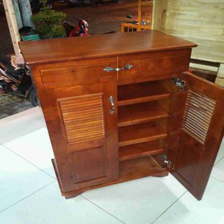 Tủ giày dép chứa hơn 20 đôi và nón bảo hiểm gỗ cao su tự nhiên