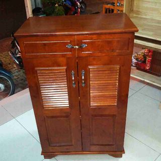 Tủ giày dép chứa hơn 20 đôi và nón bảo hiểm gỗ cao su tự nhiên