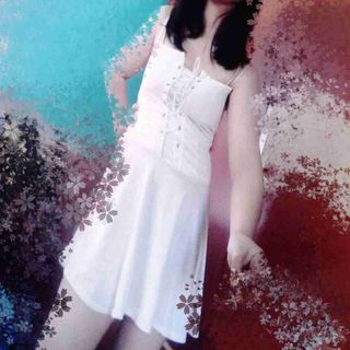 Váy trắng ngắn hai dây
